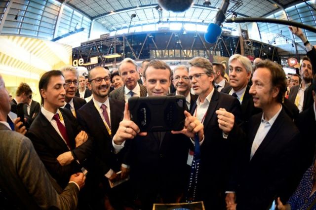 1030963-le-president-emmanuel-macron-et-stephane-bern-d-a-paris-le-15-juin-2017