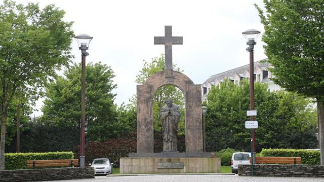 NEWS : Statue Jean-Paul ll - Ploermel - Bretagne - 05/05/2015