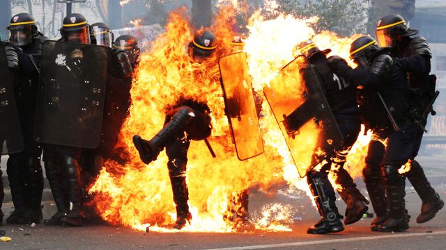 des-crs-pris-dans-les-flammes-lors-de-heurts-avec-des-manifestants-le-1er-mai-2017-a-paris_5871689