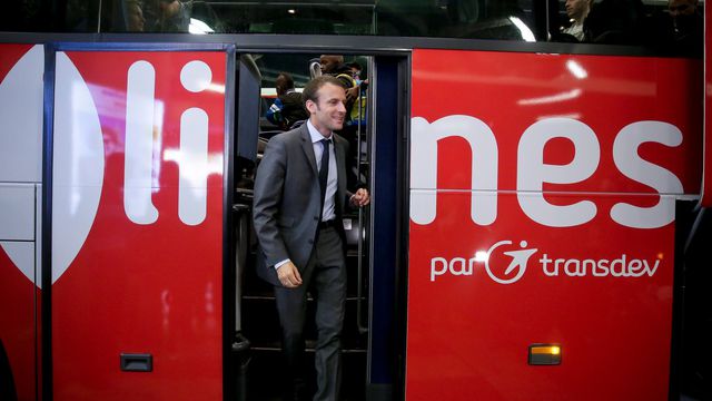 emmanuel-macron-rencontre-des-voyageurs-en-car-de-la-gare-routiere-gallieni_5782581