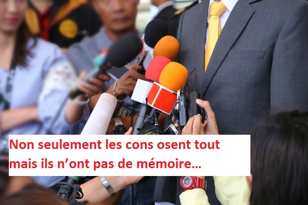 media-interview-conept-group-journalistes-tenant-micro-pour-interviewer-vip_12892-44