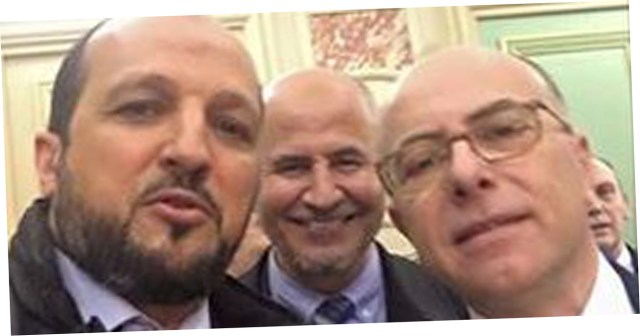 ce-selfie-de-bernard-cazeneuve-avec-le-president-de-l-uoif-et-un-imam-de-nice-qui-enerve-le-fn